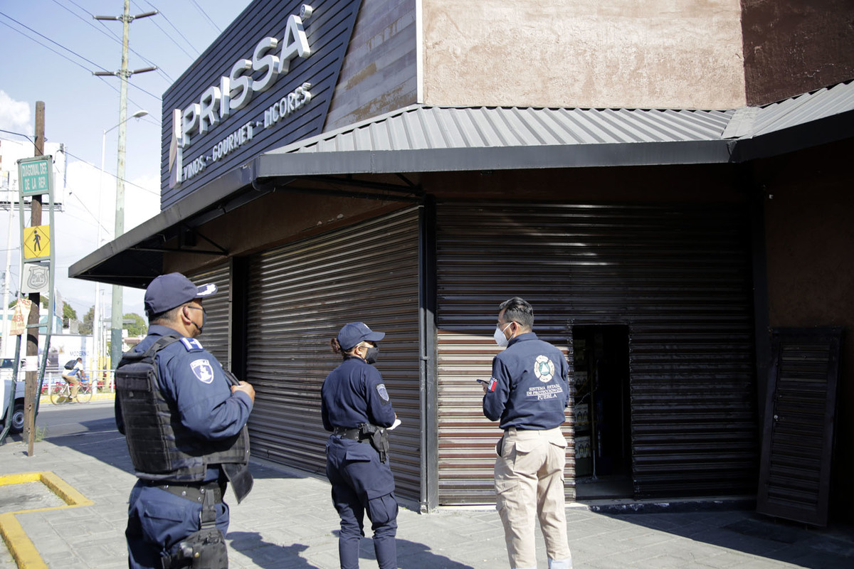 Personal de Protección Civil Estatal clausura tienda de vinos. (Agencia Enfoque)