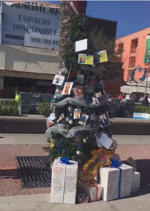 Pino navideño con fotos de personas desaparecidas. (Cortesía)