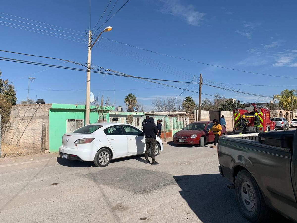 Los bomberos se desplazaron hasta el lugar, para apagar el fuego que amenazaba con consumir toda la casa. (Especial)