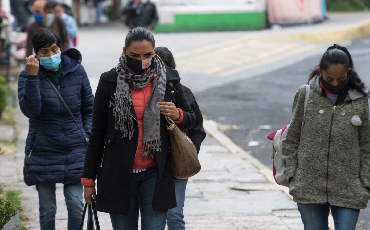Capitalinos salieron abrigados para hacer sus actividades por las bajas temperaturas. (Cuartoscuro)