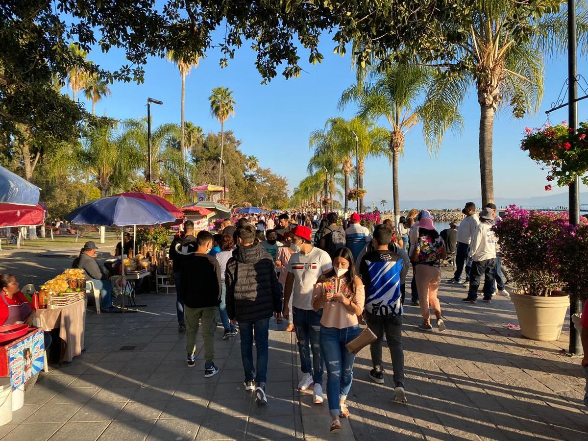 Jaliscienses hicieron la visita obligada en el malecón de la ribera de Chapala. (Erick Breguer)