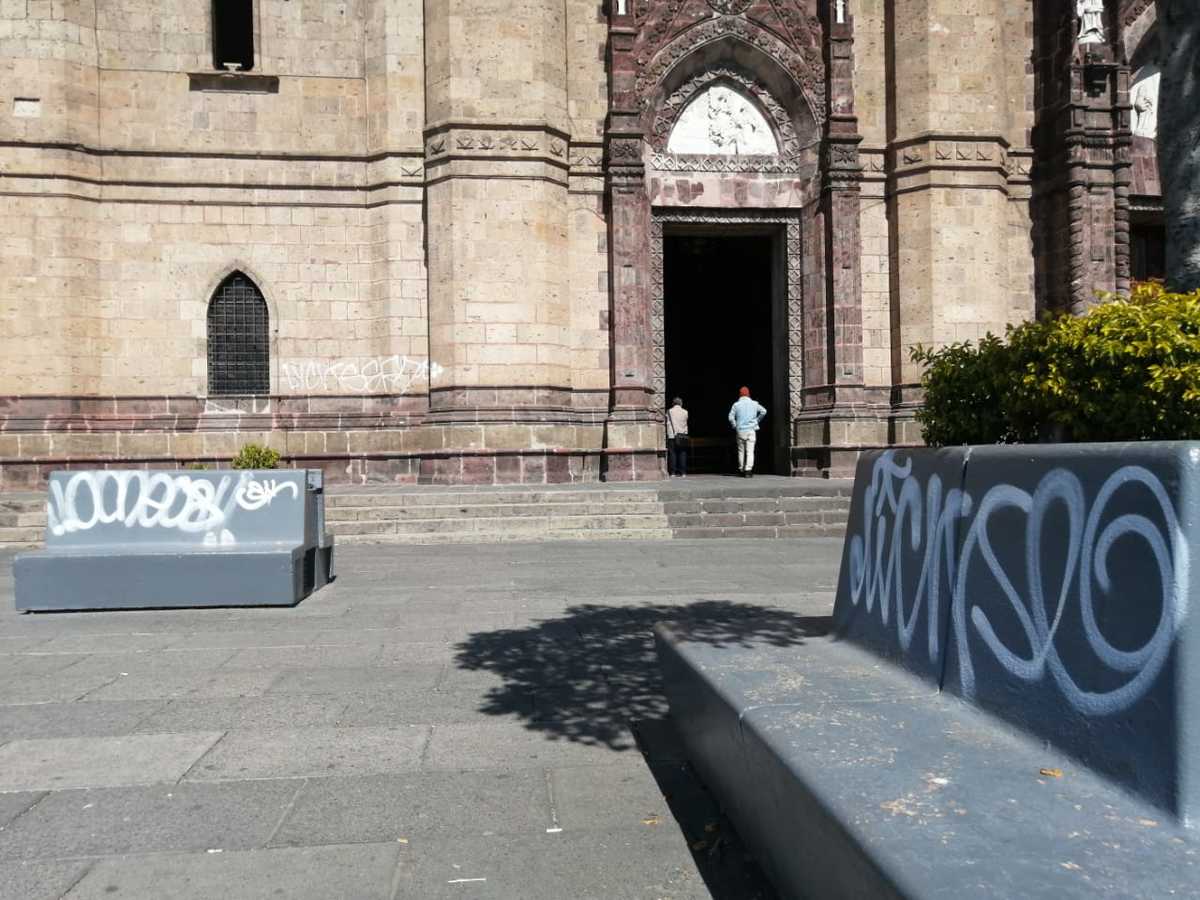 El joven pintó sobre la fachada principal del edificio además dos bancas de la Plaza. (Cortesía)