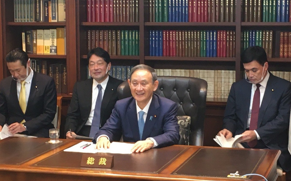 El primer ministro Yoshihide Suga prometió eliminar las emisiones de carbono para mediados de siglo. (Twitter)