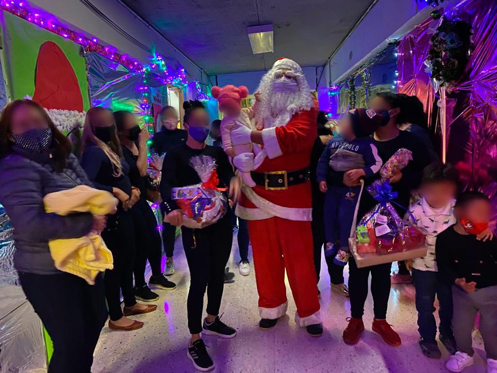 Los niños recibieron regalos de Santa Claus./ Cortesía