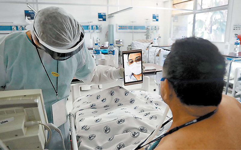 Paciente realiza videollamada con ayuda del personal médico en el Hospital Juárez de CdMx. (EFE)