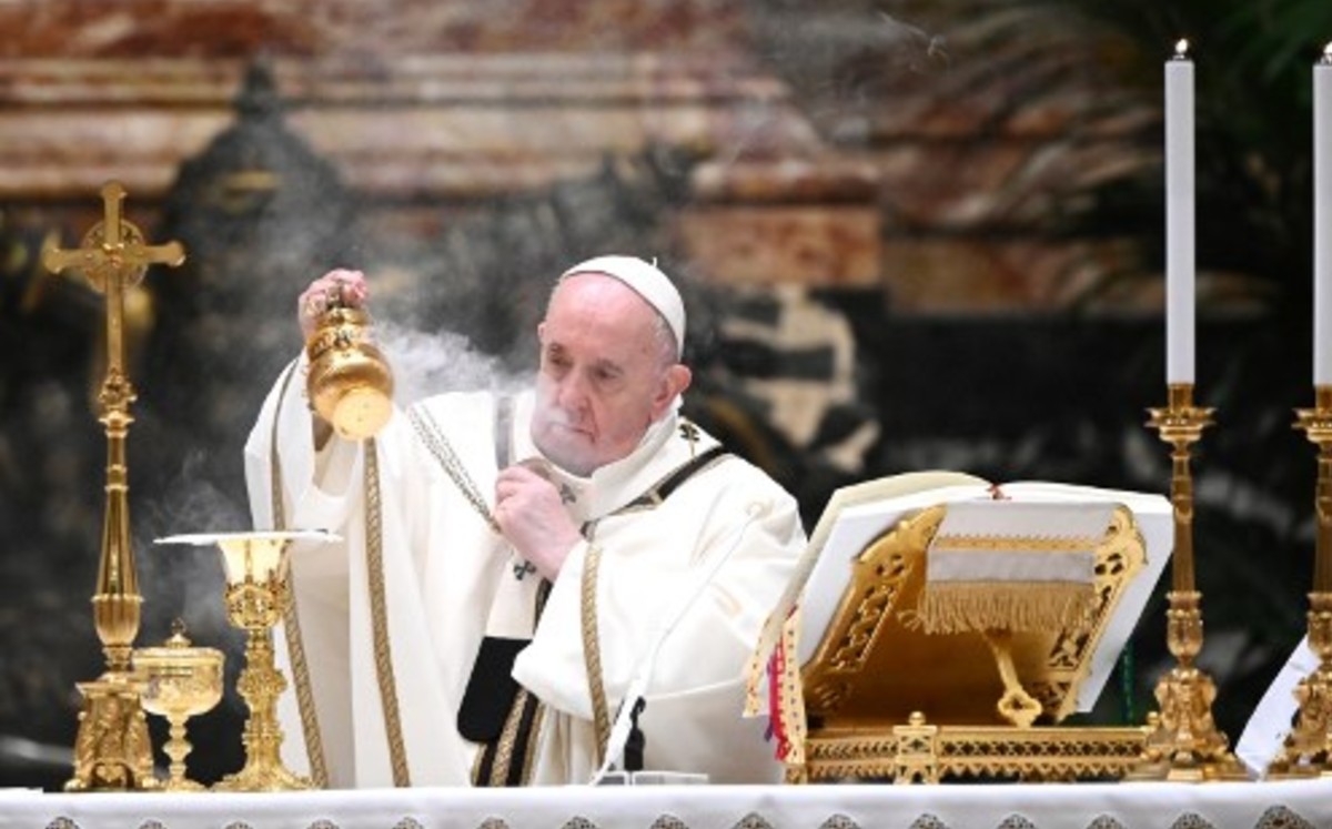 El papa pide en su mensaje de Navidad que todos tengan acceso a la vacuna. (AFP)