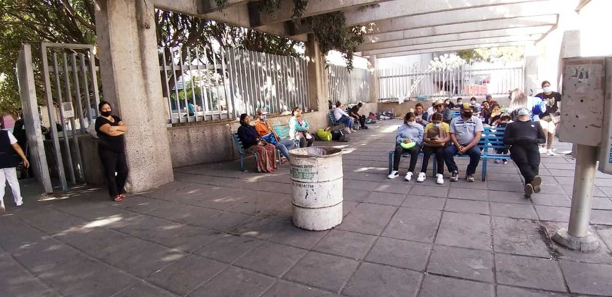 Muchas personas pasaron la navidad a las afueras de hospitales de Jalisco. (Josefina Ruíz)