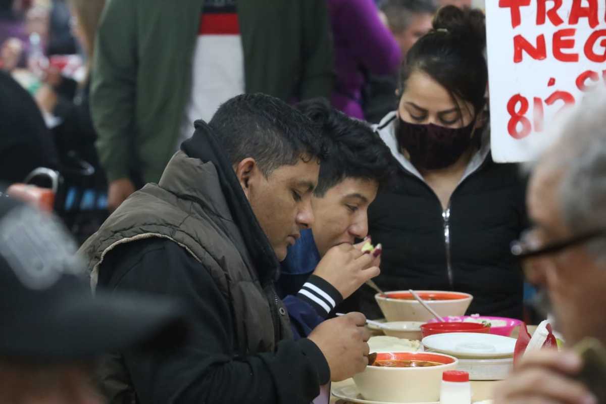 Regios disfrutan menudo navideño en Mercado Juárez. Foto: Raúl Palacios.