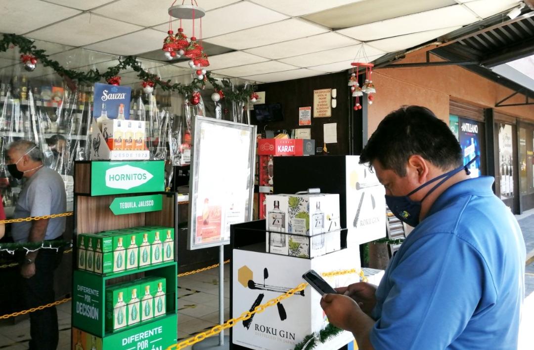Venta de alcohol en la tienda Prissa. (Agencia Enfoque)
