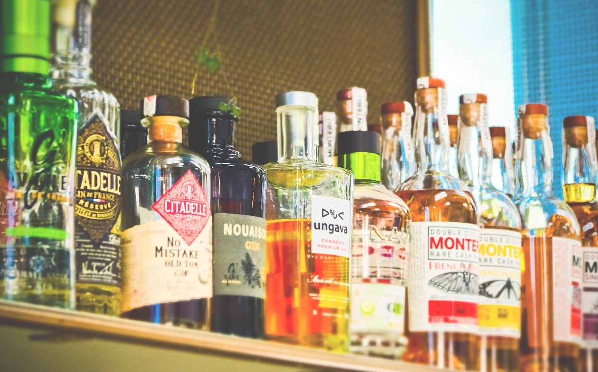 Las vinaterías, tiendas de abarrotes, supermercados, tiendas de autoservicio y demás deberán suspender la venta de alcohol. (Pixabay)