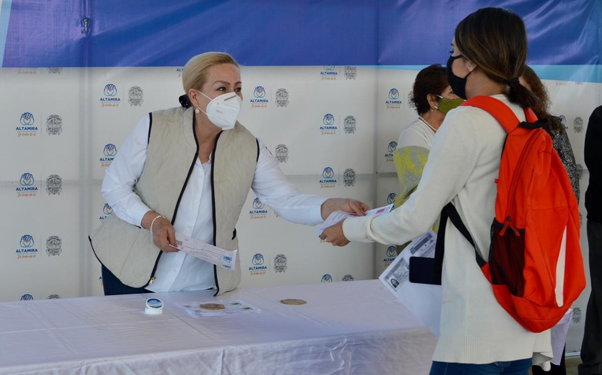 Alma Laura Amparán entrega becas. (Cortesía)