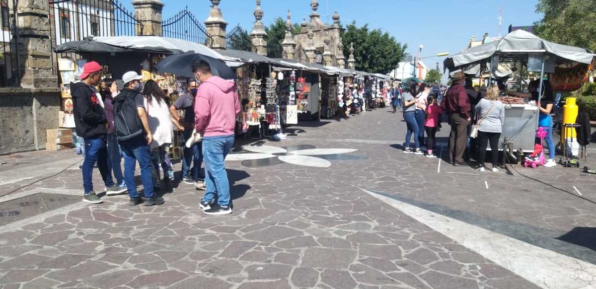 Entre las calles se apreciaban incluso a familias completas paseando por la calle 16 de septiembre