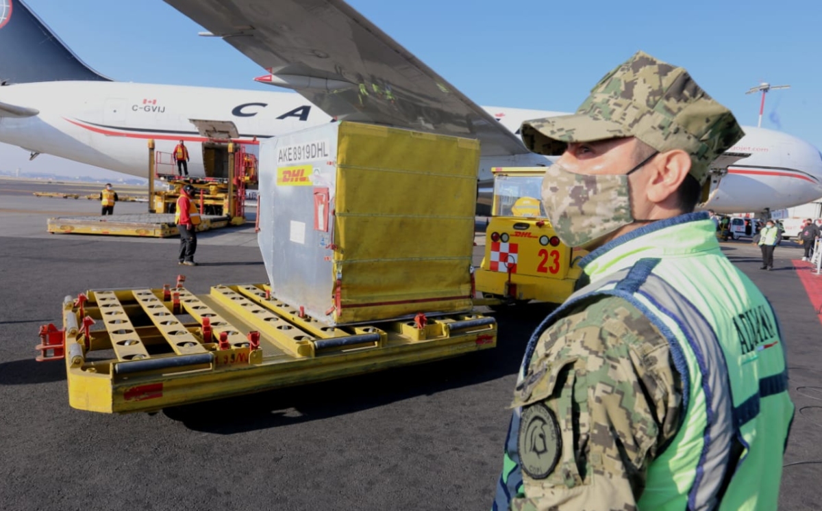 Un nuevo lote de vacunas contra el covid-19 de Pfizer llegó esta mañana a la Ciudad de México. (Javier Ríos)