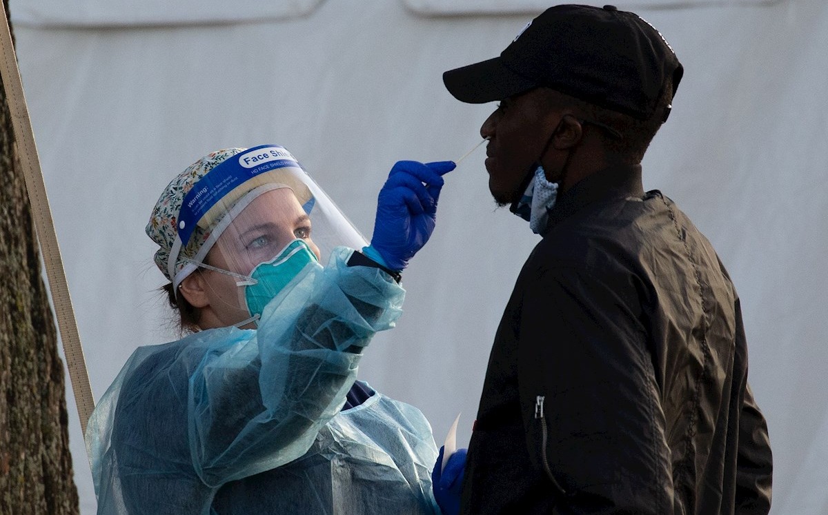 Un médico realiza una prueba a un residente en un sitio de pruebas covid-19 en East Boston, Massachusetts. (EFE)