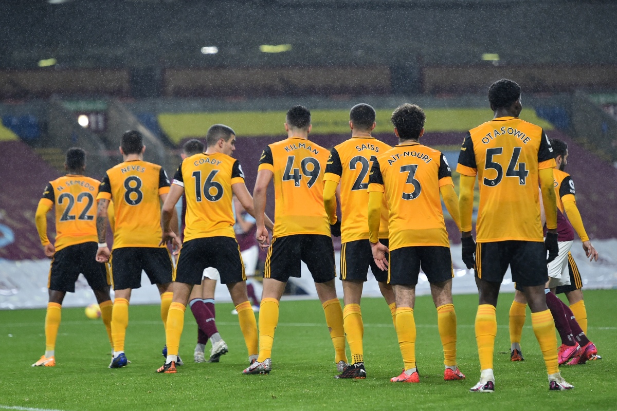 Wolves prohíbe a sus jugadores ir de compras por temor al covid-19 (Reuters)