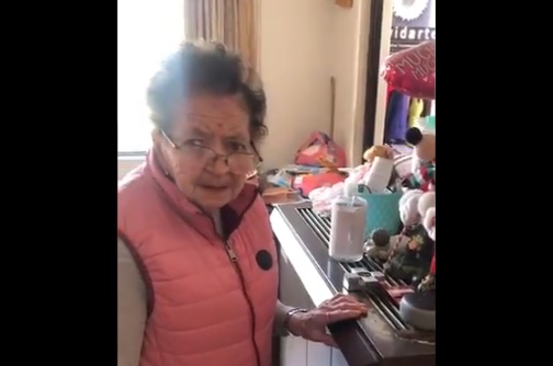 El momento en que una abuelita descubre su Alexa se volvió tendencia | @sophiasinefe