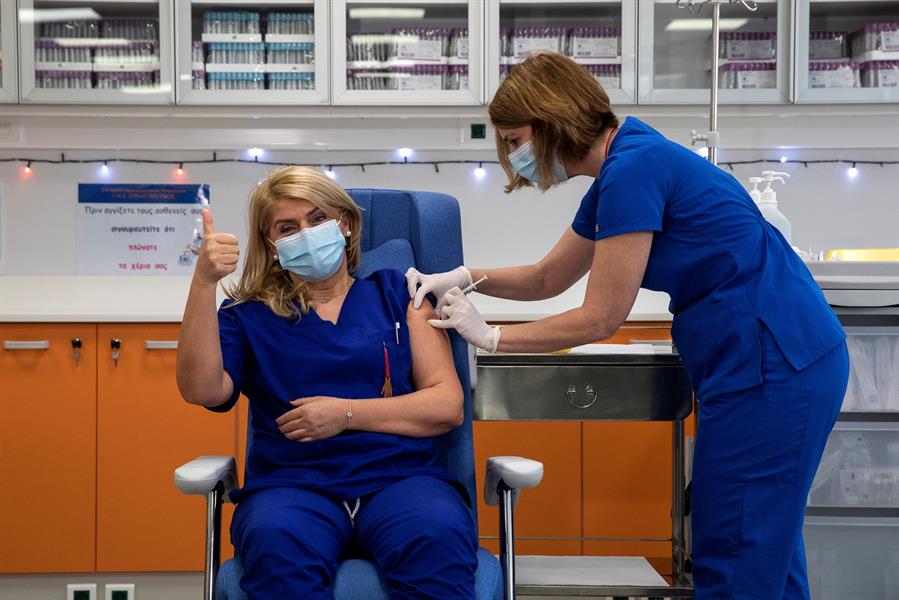 Enfermera en Grecia recibe la vacuna contra el coronavirus. (EFE)