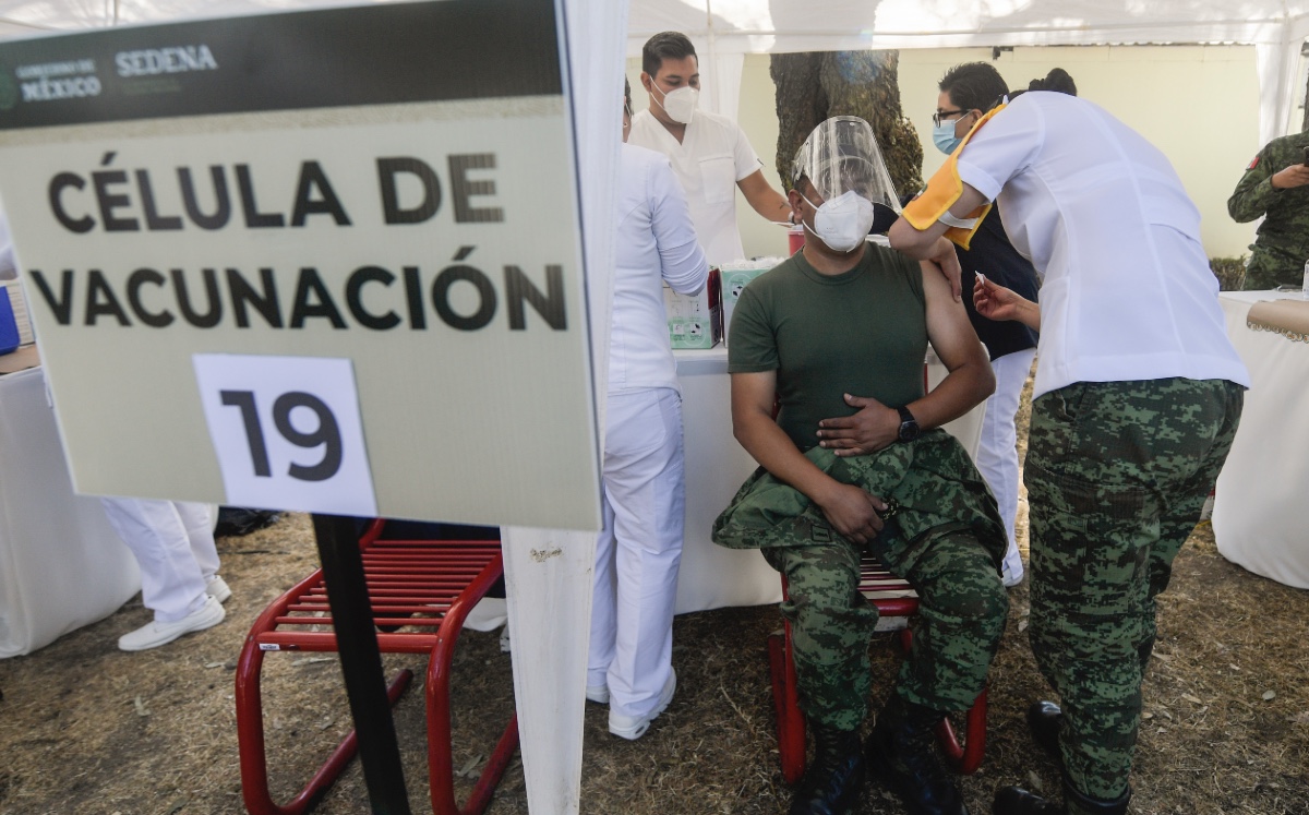 Durante la primera etapa de vacunación en México se vacunará al personal de salud. (AFP)