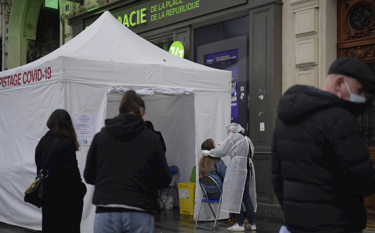 Francia ha registrado más de 2,55 millones de casos positivos desde el inicio de la pandemia. (EFE)