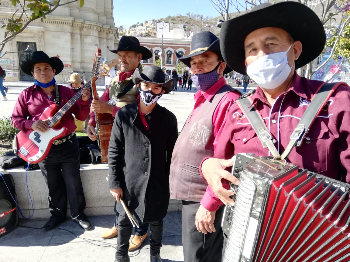 Grupo Norteño Raza Hidalguense en El Reloj Monumental de Pachuca. (Elizabeth Hernández)