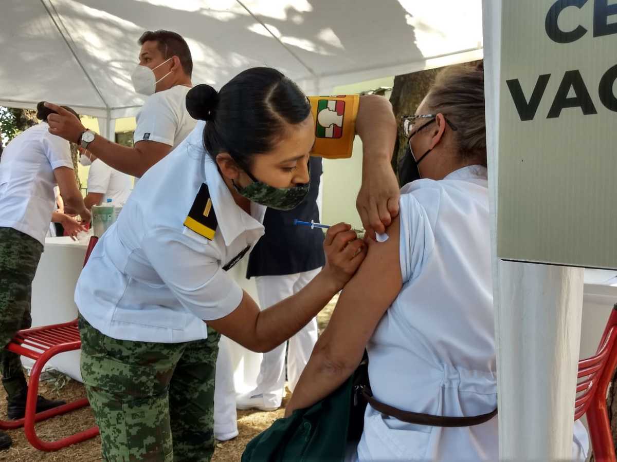 Inician aplicación de vacuna para personal médico. (Especial)