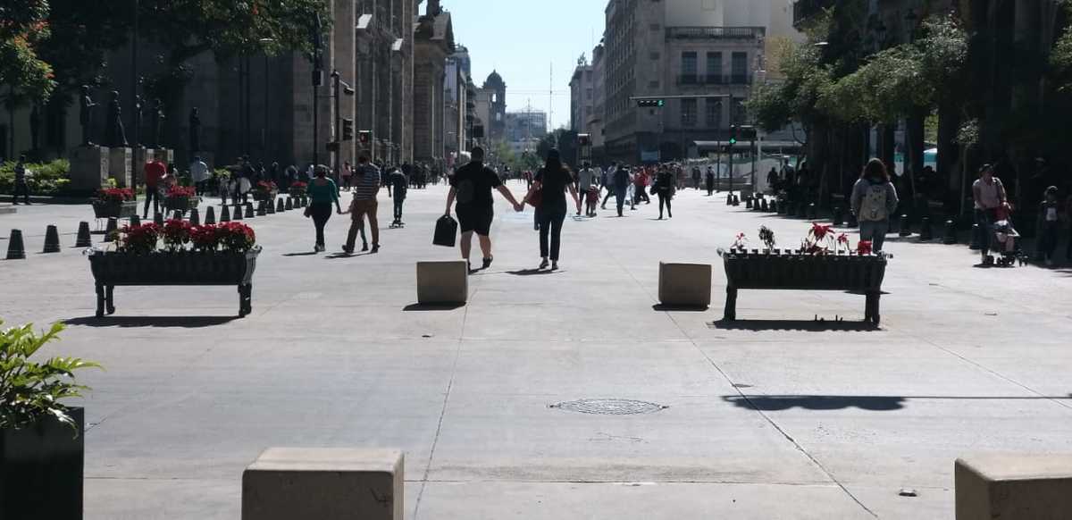 Personas salen a pasear sin cubrebocas (Erick Breguer)