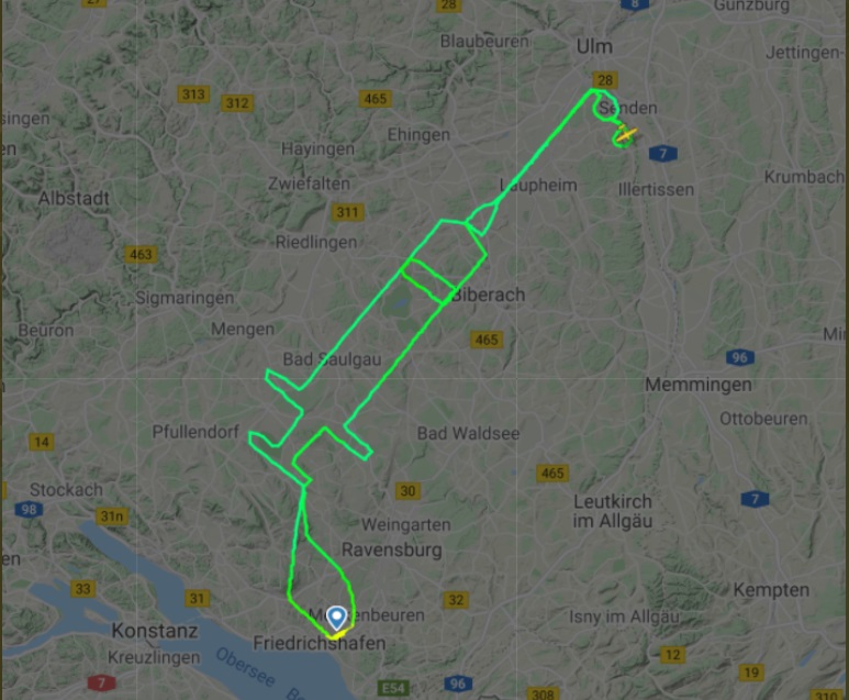 La ruta en forma de jeringa apareció en el sitio de Internet flightradar24.com. (Tomada de @flightradar24)