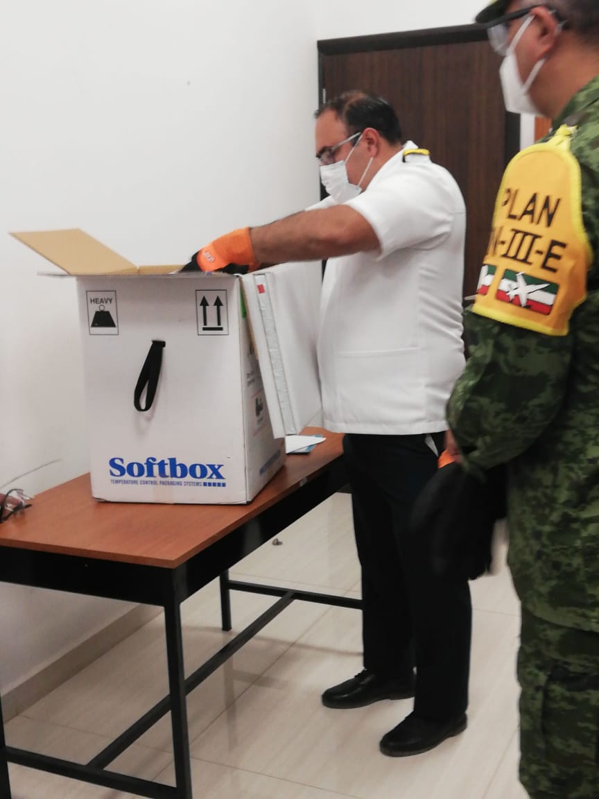 El cargamento de 2 mil 925 dosis de la vacuna Pfizer contra el covid-19 llegó a Torreón. (Martín Piña)