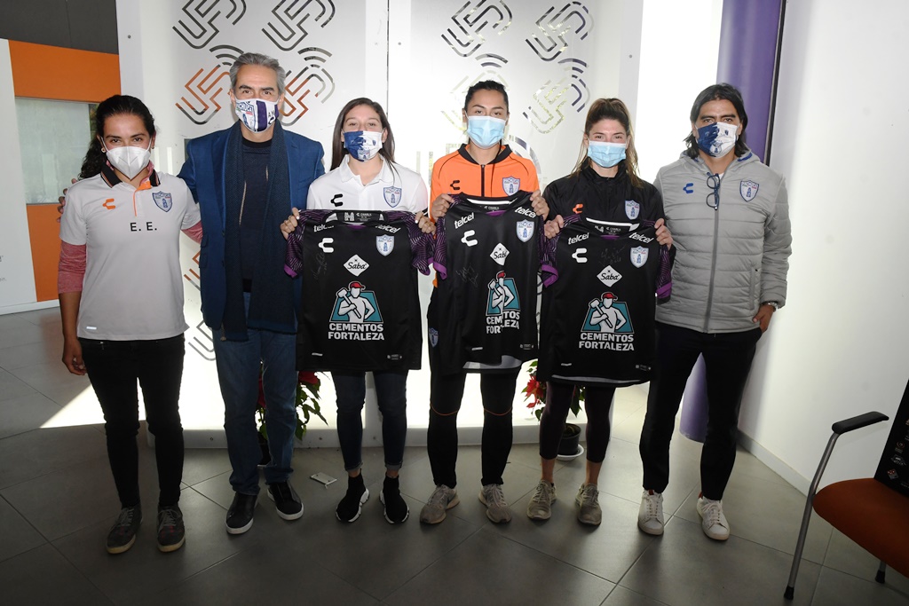 La directiva del Grupo Pachuca presentó a las nuevas jugadores de plantel. (Cortesía)