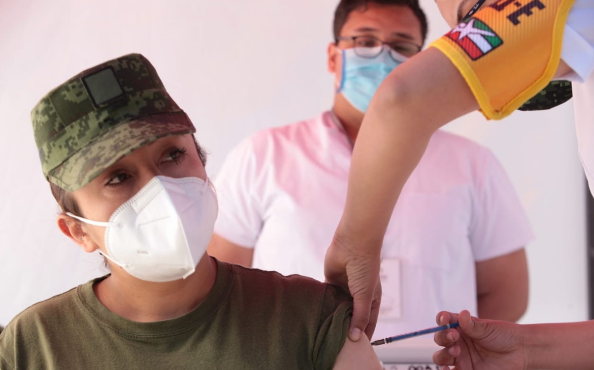Tercera jornada de vacunación anticovid en el Centro Médico Militar de la Sedena. (Octavio Hoyos)