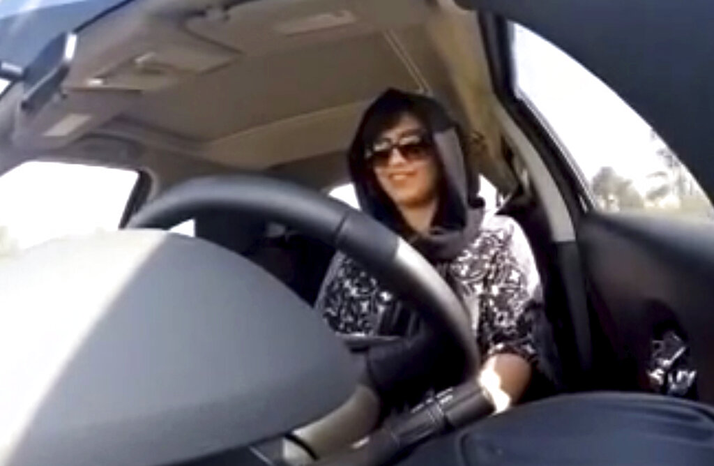 Loujain al Hathloul conduciendo un automóvil en 2014, cuando no se permitía la conducción de autos para mujeres. (AP / Archivo)