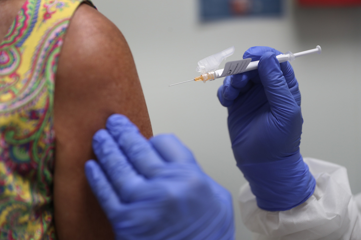 Médicos denuncian que burócratas tienen prioridad en vacuna covid