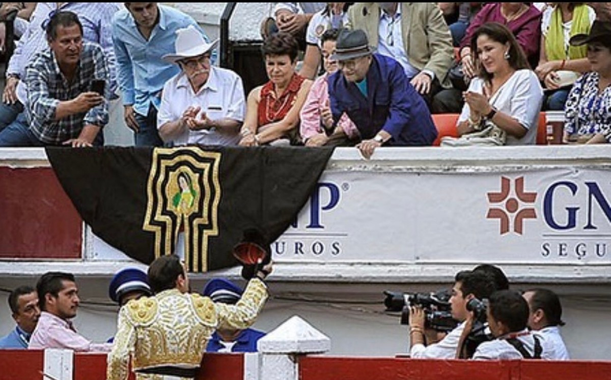 El brindis que Enrique Ponce dedicó a Armando Manzanero( Mundo Toro)