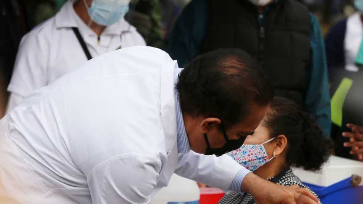 Inicia vacunación contra covid-19 para personal médico en Nuevo León