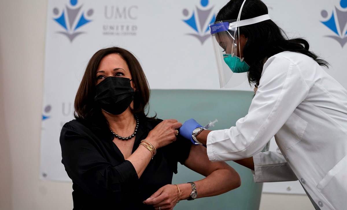 Kamala Harris recibió la vacuna anticovid desarrollada por Moderna. | AP