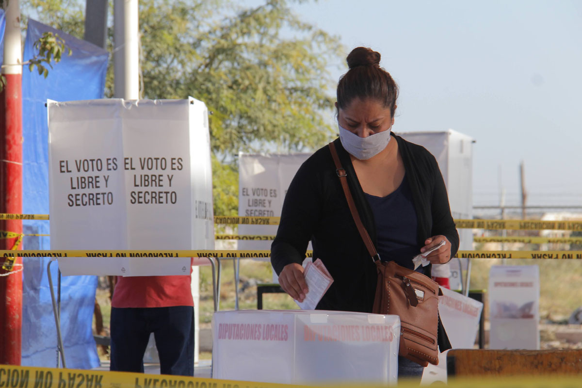 Otra particularidad en las votaciones fue el uso de 54 urnas electrónicas. (Manuel Guadarrama)