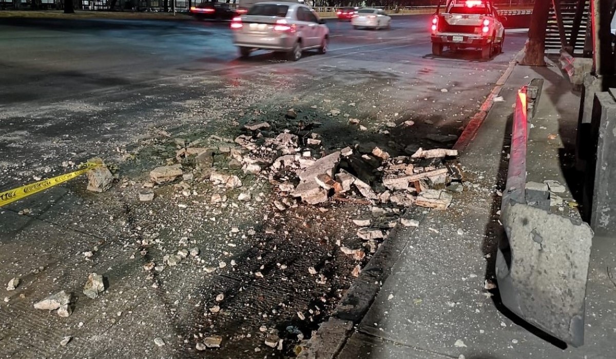 El concreto se desprendió del puente peatonal en Circuito Interior y La Raza. | Alejandro González