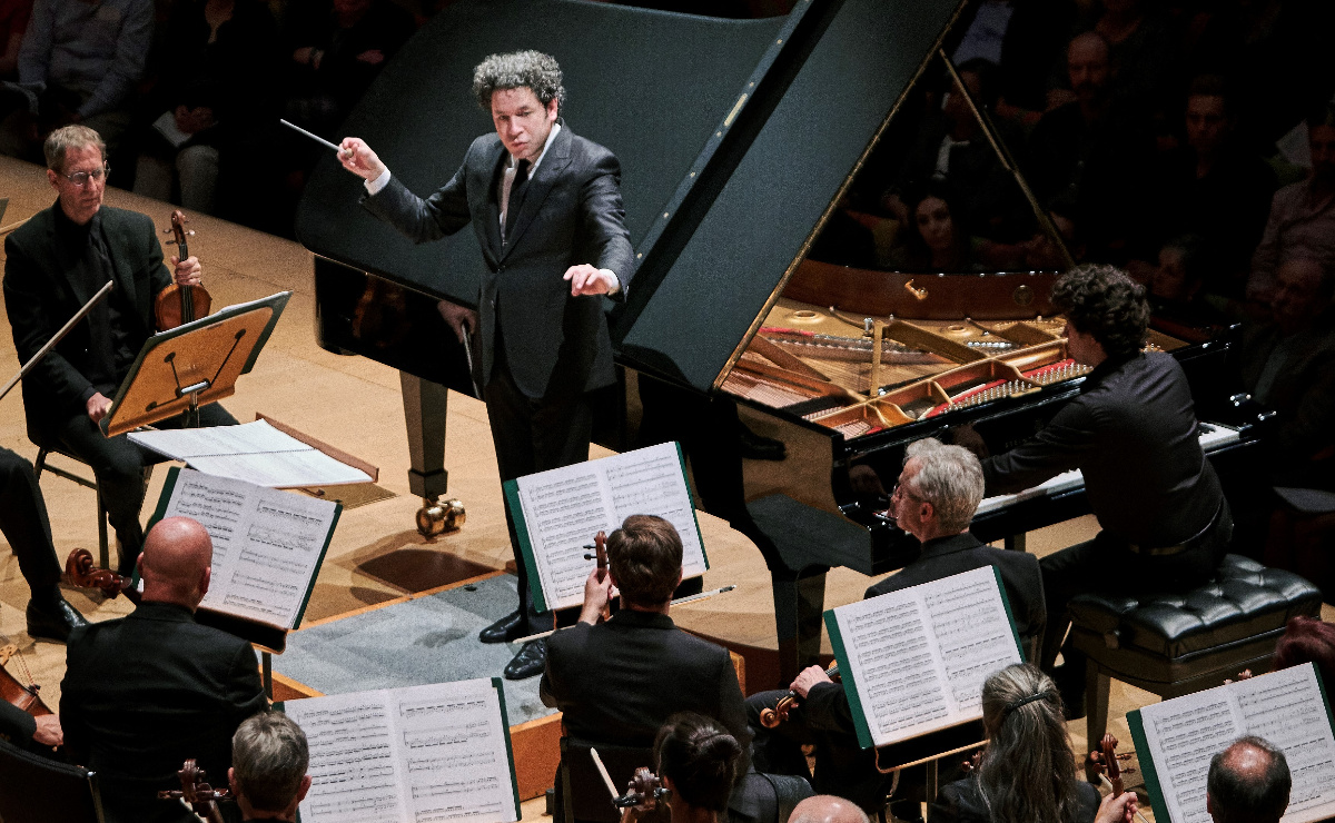 El director de orquesta en un concierto de la Filarmónica de los Ángeles. (Foto: Danny Clinch | LA Phil)