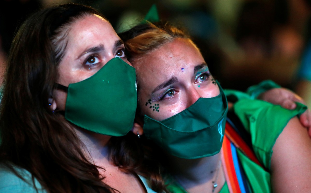 Una fiesta recorre las calles de Argentina tras la legalización del proyecto para despenalizar el aborto (Reuters).