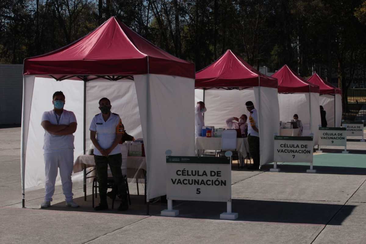 El médico cólo a su familia para vacunarse contra covid-19 / Octavio Hoyos