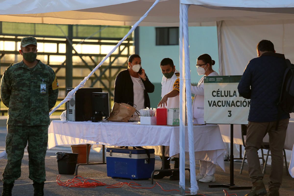 La Secretaría de Salud del estado señala que el proceso de vacunación en Coahuila se lleva a cabo de acuerdo a los criterios establecidos. (Mauricio R