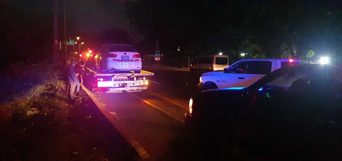 Tras el asesinato en carretera a Chapala, el auto del agente quedó sobre la vía (Juan Carlos Munguía)
