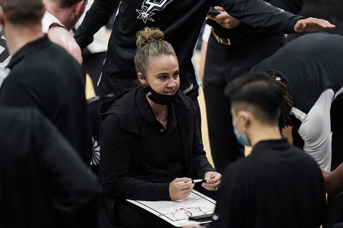 Becky Hammon hace historia al convertirse en la primera mujer en dirigir en la NBA (AP)