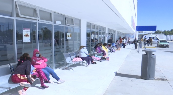 Familiares de enfermos esperan el Año Nuevo frente al hospital