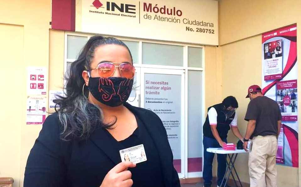 Mujer trans recibe INE cambio de identidad
