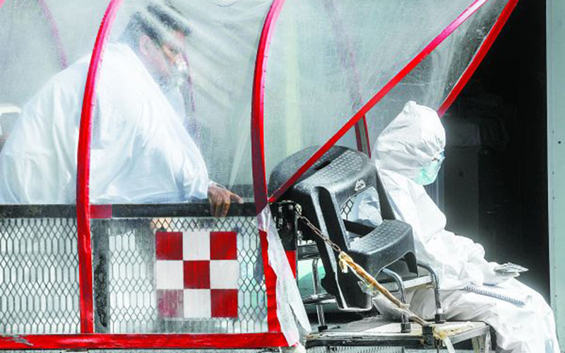 Paramédicos trasladan a un paciente sospechoso de estar infectado al Hospital Militar de la capital. (Pedro Pardo/AFP)