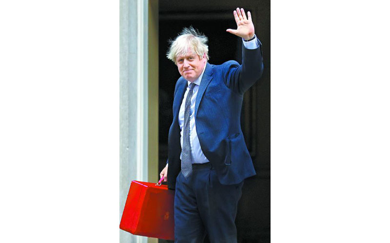 El "premier" británico saluda en su regreso a Downing Street en Londres. (Reuters)