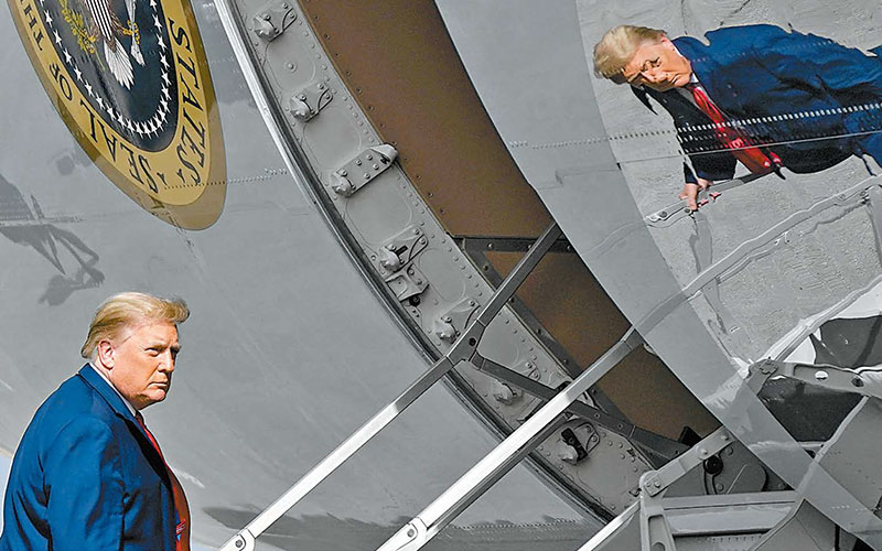 El presidente antes de abordar el "Air Force One" en el Aeropuerto Internacional de Palm Beach. (AP)