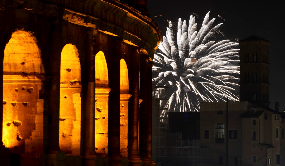 En Roma, cientos de aves murieron por los fuegos artificiales de Año Nuevo. | AP
