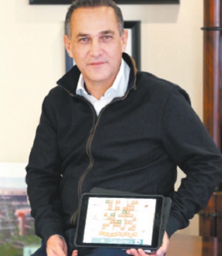 El aspirante panista mostró los sudokus que resuelve en su iPad. Raúl Palacios